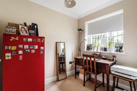 59a Highlands Road, Leatherhead, KT22 8NW