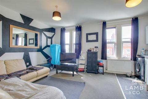 2 bedroom flat for sale, West Avenue, Essex CO15