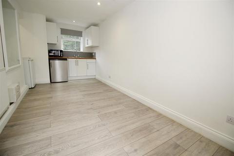 Studio to rent, Epping Walk, Crawley