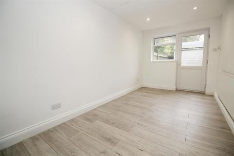 Studio to rent, Epping Walk, Crawley