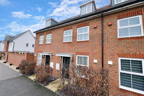 4 bedroom house to rent, Woodpecker Way, Hythe