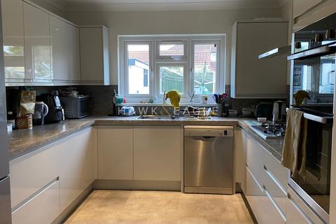 1 bedroom in a house share to rent, Ashley Avenue, Ilford, Essex. IG6