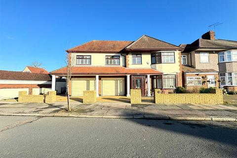 4 bedroom end of terrace house for sale, Chadacre Avenue, Ilford