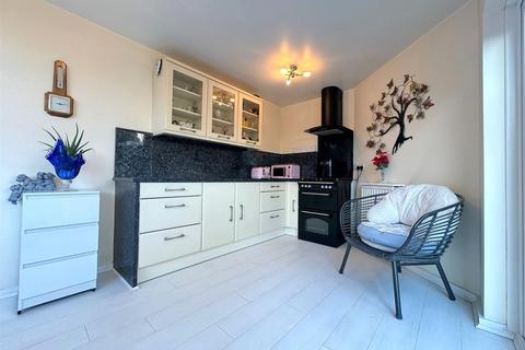 4 bedroom end of terrace house for sale, Chadacre Avenue, Ilford