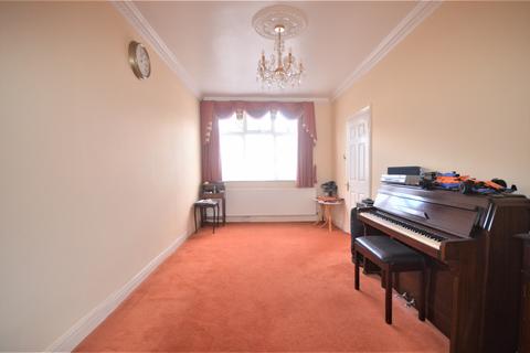 4 bedroom terraced house to rent, Ilford, IG2