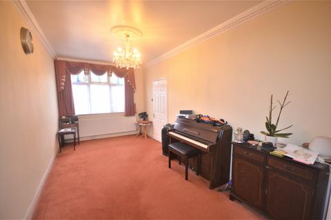 4 bedroom terraced house to rent, Ilford, IG2