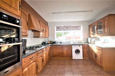 4 bedroom terraced house to rent, Ilford, IG2