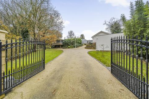 4 bedroom detached bungalow for sale, Storrington - quiet location