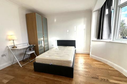 Studio to rent, Antrobus Road, Chiswick, London