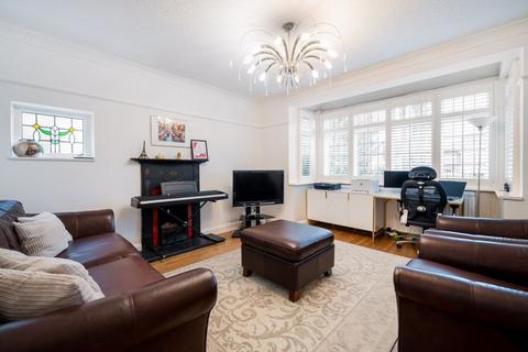 4 bedroom detached house to rent, The Drive, Wallington