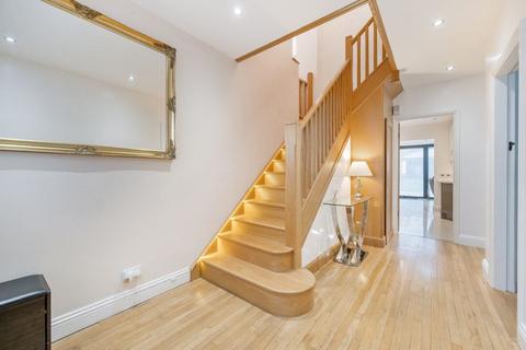 4 bedroom detached house to rent, The Drive, Wallington