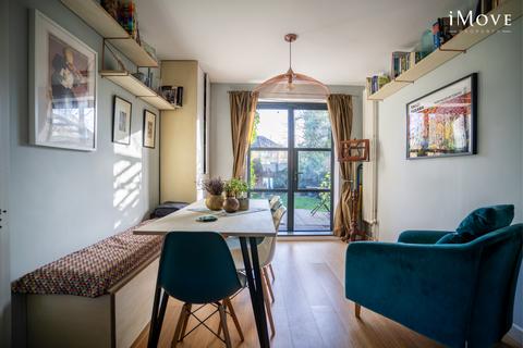 10 Bargrove Crescent, London, SE6 4LD