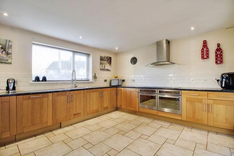 4 bedroom semi-detached house for sale, Beauchamp Close, St. Neots PE19