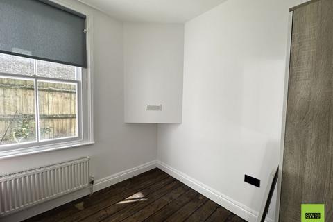 2 bedroom apartment to rent, Boundary Road, London SW19