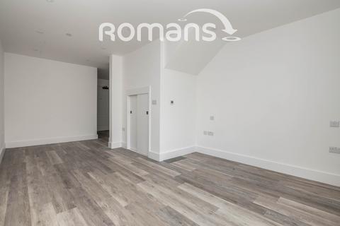 Studio to rent, Lyon Way