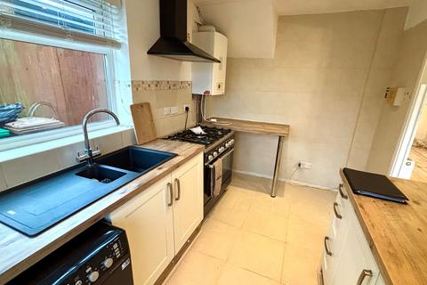 3 bedroom semi-detached house to rent, Tavern Avenue, NG8