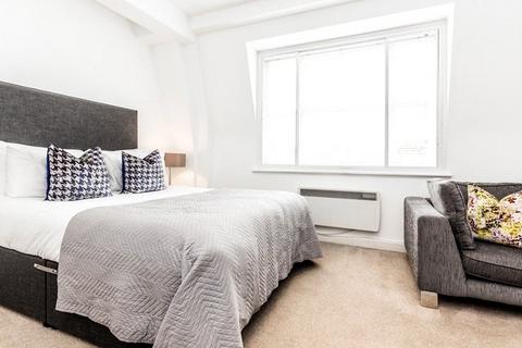 Studio to rent, Hill Street, London