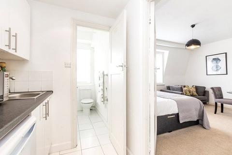 Studio to rent, Hill Street, London