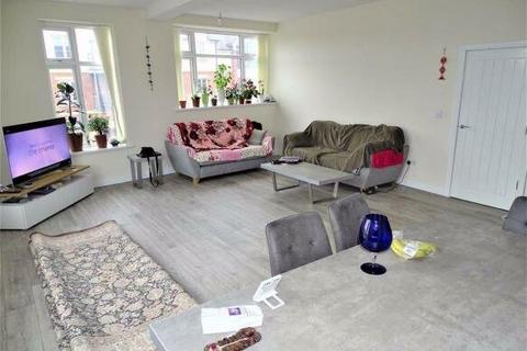 2 bedroom flat to rent, Bury New Road, Manchester M25