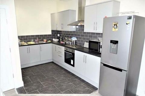 2 bedroom flat to rent, Bury New Road, Manchester M25