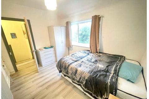 3 bedroom semi-detached house to rent, Dalham Avenue, Manchester M9