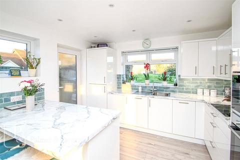 2 bedroom bungalow for sale, Southgreen Gardens, Clacton-on-Sea, Essex, CO16