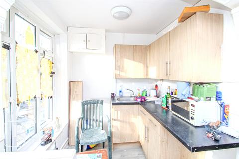 9 Beach Way, Jaywick, Clacton-on-sea, CO15 2HJ