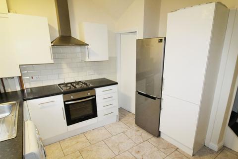 3 bedroom end of terrace house to rent, Woodville Place, Leeds LS18