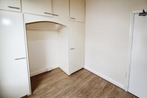 3 bedroom end of terrace house to rent, Woodville Place, Leeds LS18