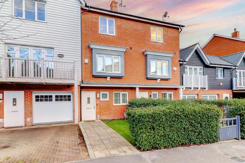 3 bedroom terraced house for sale, Greenwich Drive, Buckinghamshire HP11