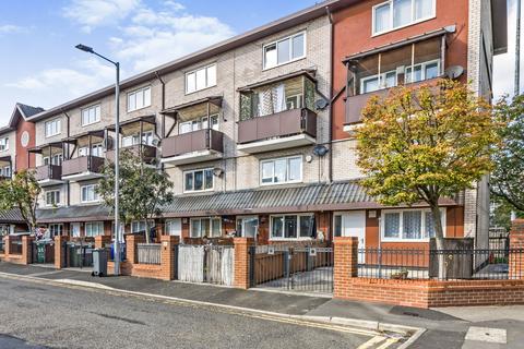 2 bedroom terraced house to rent, Litcham Close, Manchester M1