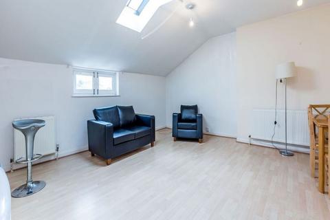 2 bedroom flat to rent, E8