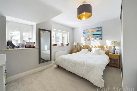 18 Cranleigh Close, South Croydon, CR2 9LH