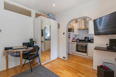 Studio to rent, Wyke Road, Raynes Park SW20