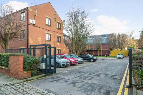 1 bedroom flat for sale, Chantrell Court, Leeds LS2