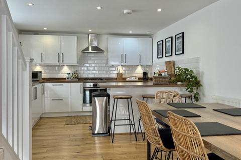 2 Cross Street, Padstow, PL28 8AT
