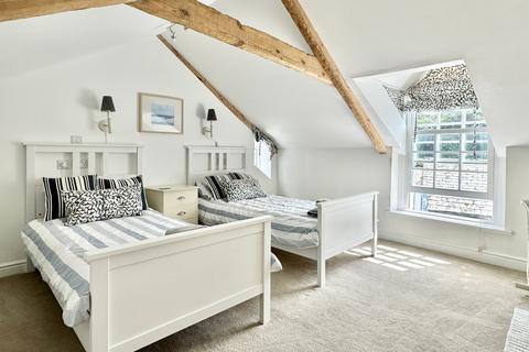 2 Cross Street, Padstow, PL28 8AT