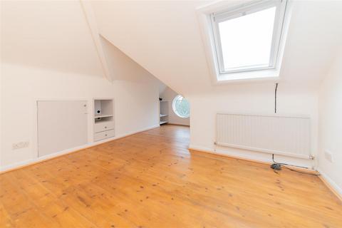 2 bedroom house to rent, Etchingham Park Road, Finchley