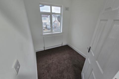 4 bedroom terraced house to rent, St. Peters Road, Southall UB1