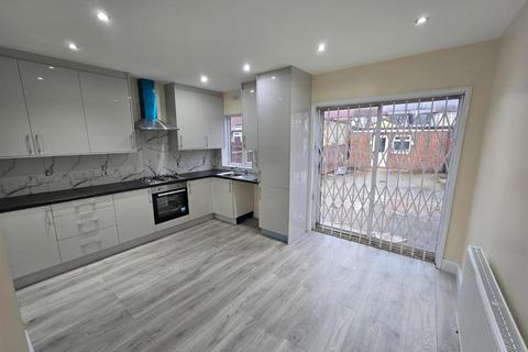 4 bedroom terraced house to rent, St. Peters Road, Southall UB1