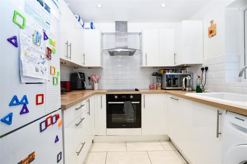 2 bedroom flat for sale, Meadow Close, London Colney, St. Albans