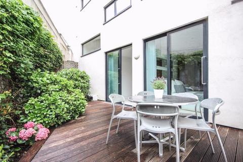 2 bedroom flat to rent, Latitude House, Oval Road, London, NW1