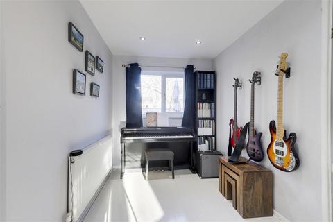 64 Borman Close, Nottingham, NG6 7AY