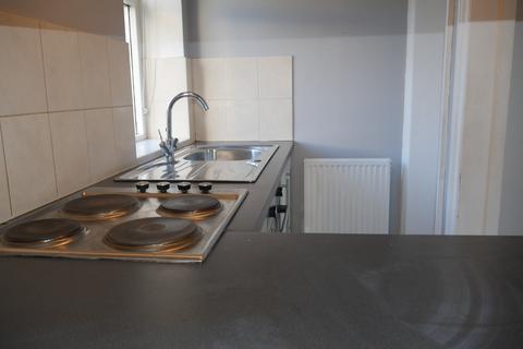 2 bedroom house to rent, Bradford Road, Birkenshaw, BD11