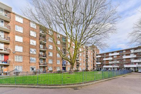 Studio to rent, Patmore Estate, Nine Elms, London, SW8