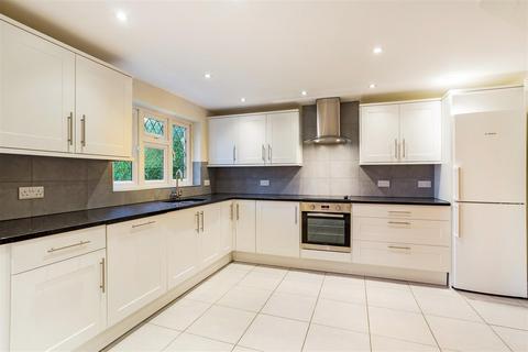 5 bedroom detached house to rent, Twinoaks, Cobham