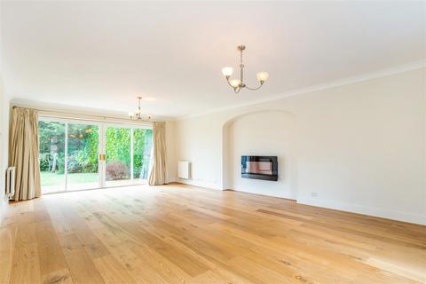 5 bedroom detached house to rent, Twinoaks, Cobham