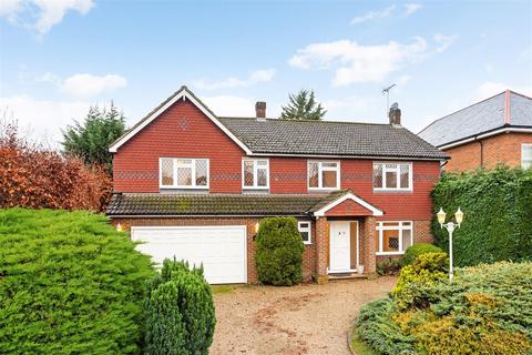 5 bedroom detached house to rent, Twinoaks, Cobham