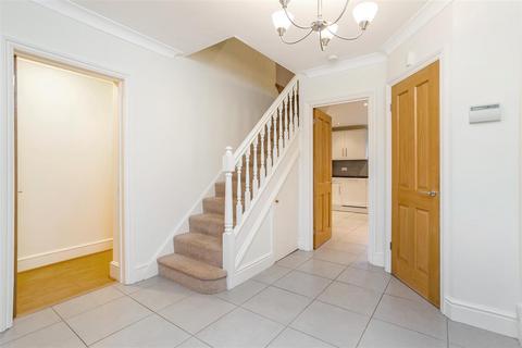 5 bedroom detached house to rent, Twinoaks, Cobham