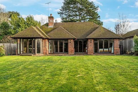 Oak Lodge Highlands Road, Leatherhead, KT22 8NJ
